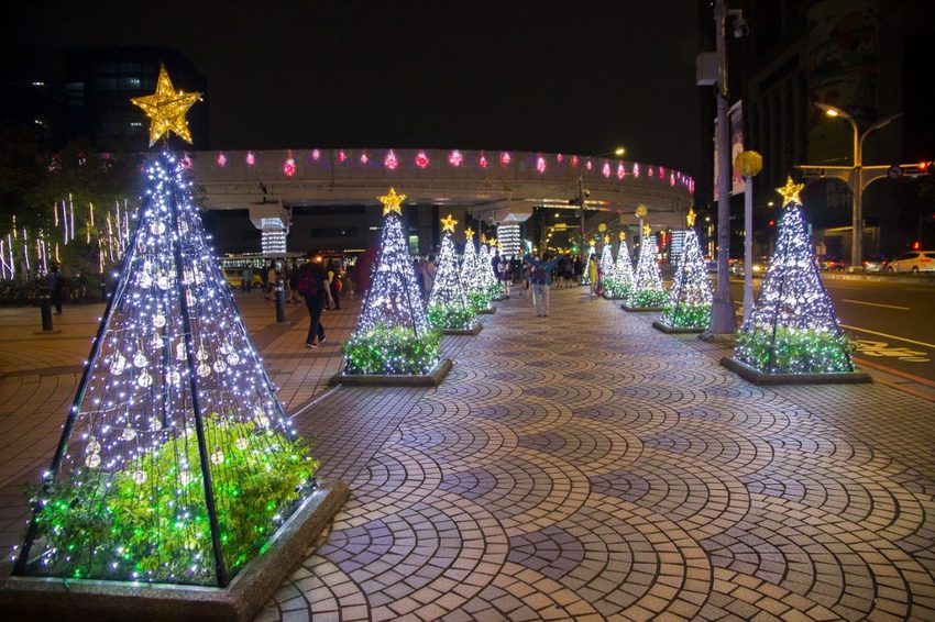 【活動.台北】2018新北市歡樂耶誕城~玩樂攻略看這裡,航向宇宙四大星系燈區,好美好拍、好玩有趣