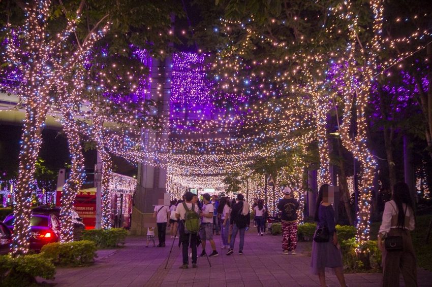 【活動.台北】2018新北市歡樂耶誕城~玩樂攻略看這裡,航向宇宙四大星系燈區,好美好拍、好玩有趣