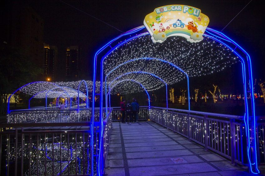 【活動.台北】2018新北市歡樂耶誕城~玩樂攻略看這裡,航向宇宙四大星系燈區,好美好拍、好玩有趣