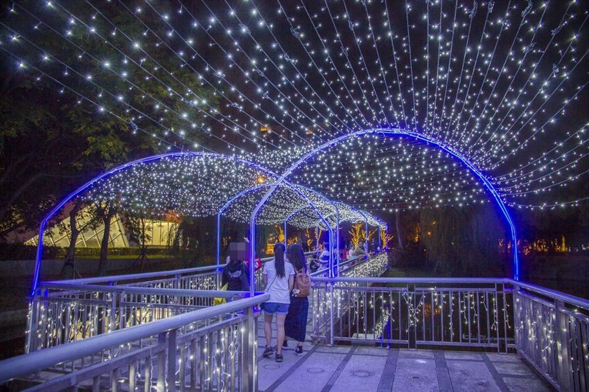 【活動.台北】2018新北市歡樂耶誕城~玩樂攻略看這裡,航向宇宙四大星系燈區,好美好拍、好玩有趣