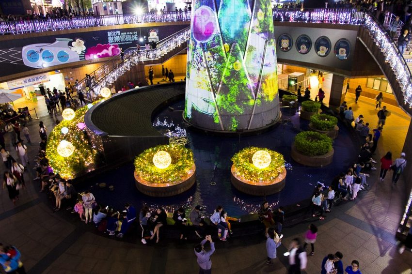 【活動.台北】2018新北市歡樂耶誕城~玩樂攻略看這裡,航向宇宙四大星系燈區,好美好拍、好玩有趣