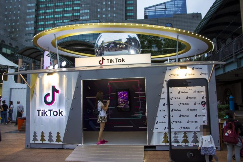 【活動.台北】2018新北市歡樂耶誕城~玩樂攻略看這裡,航向宇宙四大星系燈區,好美好拍、好玩有趣