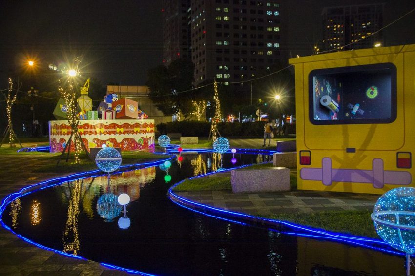 【活動.台北】2018新北市歡樂耶誕城~玩樂攻略看這裡,航向宇宙四大星系燈區,好美好拍、好玩有趣