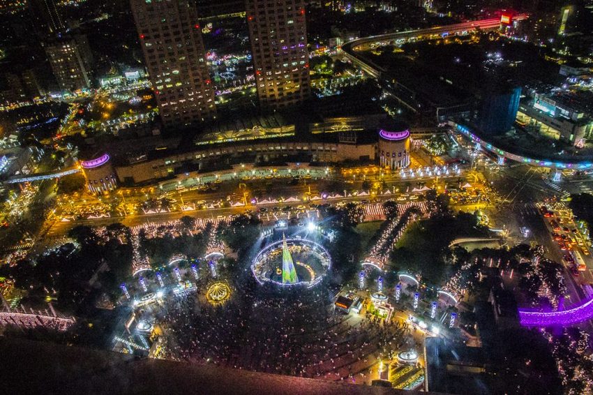 【活動.台北】2018新北市歡樂耶誕城~玩樂攻略看這裡,航向宇宙四大星系燈區,好美好拍、好玩有趣