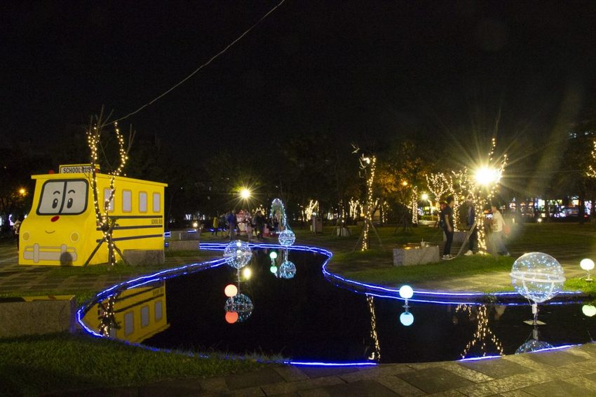 【活動.台北】2018新北市歡樂耶誕城~玩樂攻略看這裡,航向宇宙四大星系燈區,好美好拍、好玩有趣