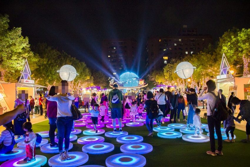 【活動.台北】2018新北市歡樂耶誕城~玩樂攻略看這裡,航向宇宙四大星系燈區,好美好拍、好玩有趣