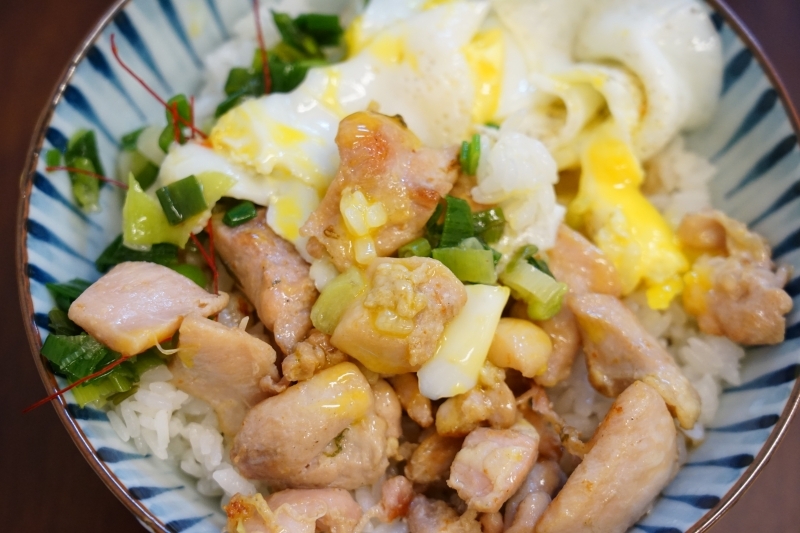跳躍的宅男 - [花蓮美食]飯人餐車RiceMan-蔥油雞飯 炸醬飯好合我的味，讓我忍不住連吃了2碗啊!