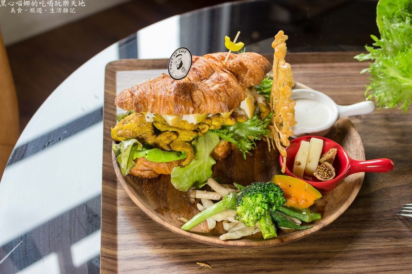 台南北區︱堤貝街咖啡&彩色菠菠台南館　秘巷裡的馥郁咖啡香、現點現採極鮮蔬菜；府城老屋裡，溫暖味蕾、填飽脾胃的輕食咖啡館！