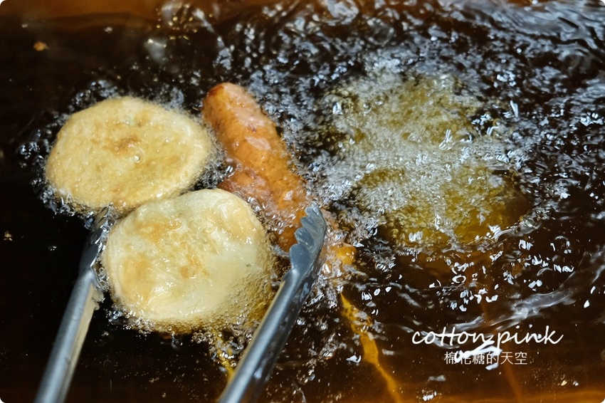逢甲獨家美食!只有逢甲吃得到的炸黑輪-黑輪美~大推香酥無骨豬佐私房黃金泡菜! - 棉花糖的天空