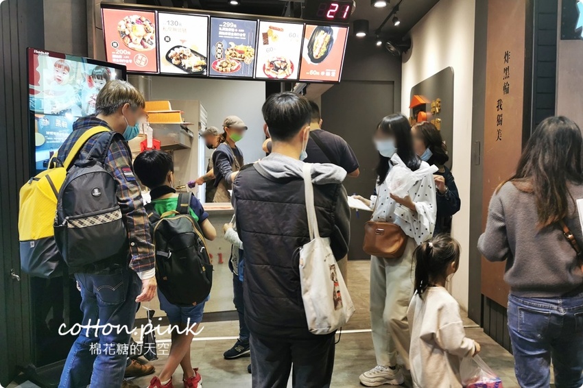 逢甲獨家美食!只有逢甲吃得到的炸黑輪-黑輪美~大推香酥無骨豬佐私房黃金泡菜! - 棉花糖的天空