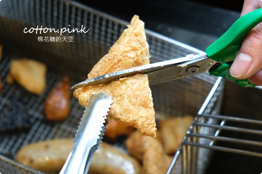 逢甲獨家美食!只有逢甲吃得到的炸黑輪-黑輪美~大推香酥無骨豬佐私房黃金泡菜! - 棉花糖的天空