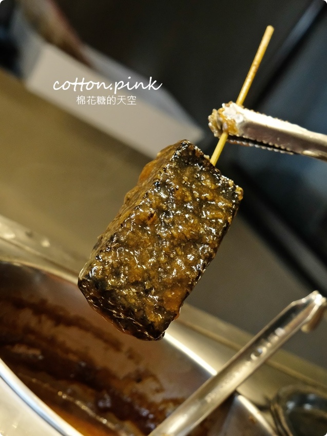 逢甲獨家美食!只有逢甲吃得到的炸黑輪-黑輪美~大推香酥無骨豬佐私房黃金泡菜! - 棉花糖的天空