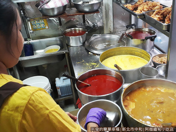 阿薇緬甸小吃店03-不同口味的大湯鍋.jpg