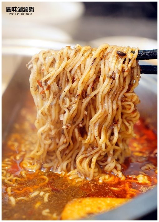 【台北火鍋】超可愛小熊泡湯! 圓味涮涮鍋．大份量肉盤、大貝里斯龍蝦，必點美味!