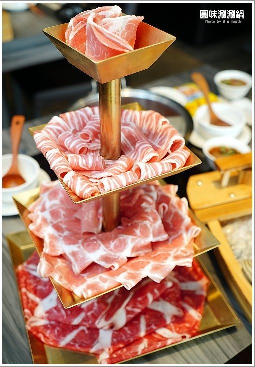 【台北火鍋】超可愛小熊泡湯! 圓味涮涮鍋．大份量肉盤、大貝里斯龍蝦，必點美味!