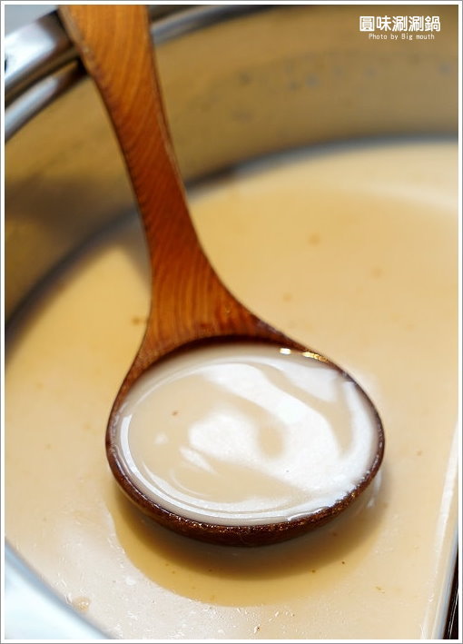 【台北火鍋】超可愛小熊泡湯! 圓味涮涮鍋．大份量肉盤、大貝里斯龍蝦，必點美味!