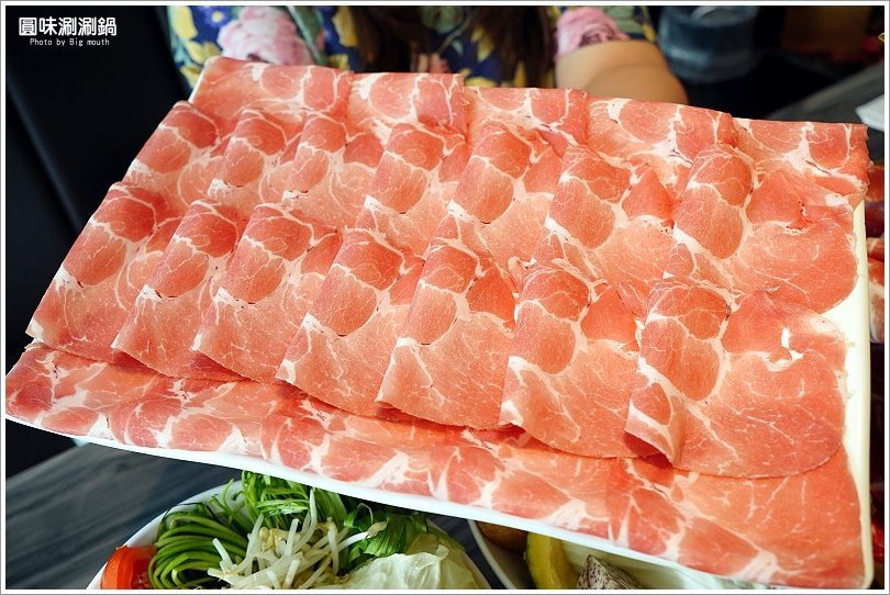 【台北火鍋】超可愛小熊泡湯! 圓味涮涮鍋．大份量肉盤、大貝里斯龍蝦，必點美味!