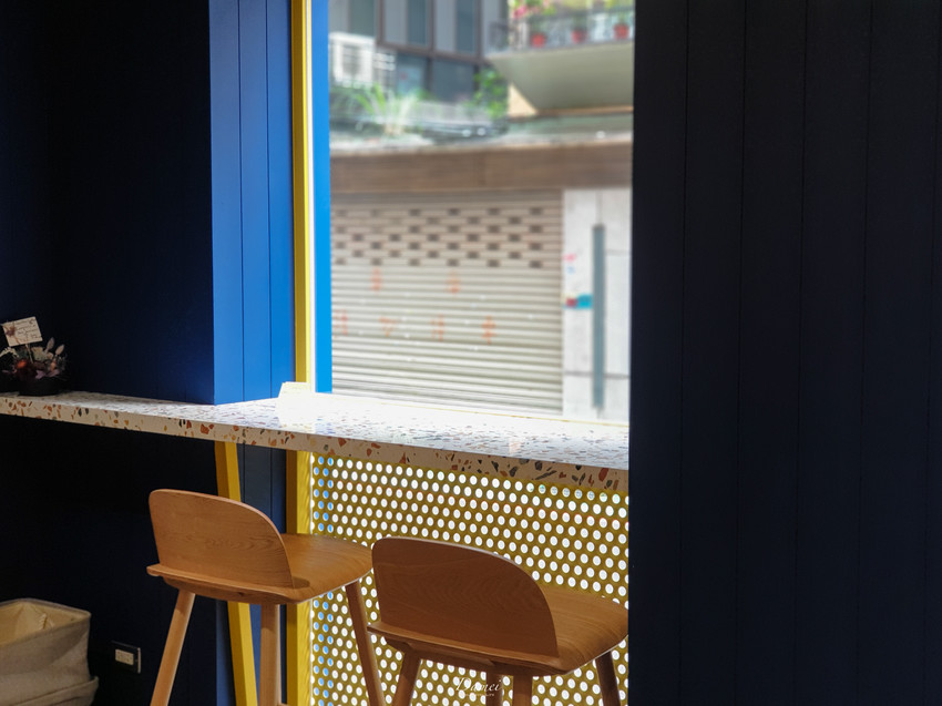 source: imgur.com 台北中正|GinGin Coffee Company-長頸鹿藏在咖啡館裡,平價咖啡館擄獲少女心