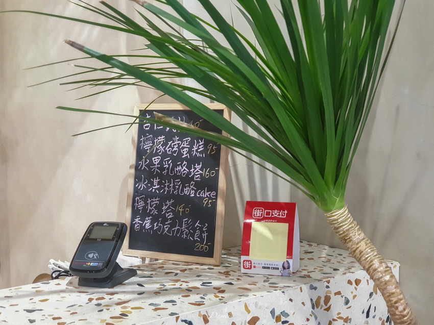 source: imgur.com 台北中正|GinGin Coffee Company-長頸鹿藏在咖啡館裡,平價咖啡館擄獲少女心