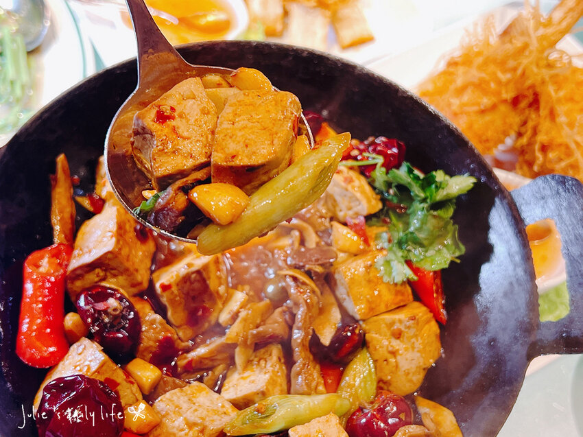 賀歲祭來大江，逛一整天都不夠，桃園青埔美食綠洲，好吃好玩又滿足，快來大江購物中心沾沾春節喜氣！