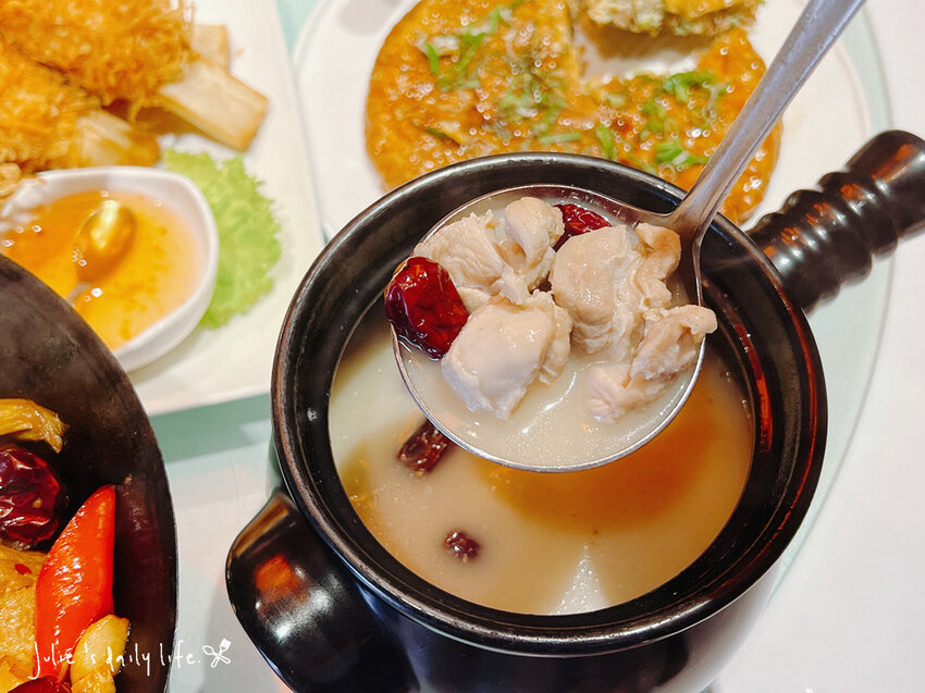 賀歲祭來大江，逛一整天都不夠，桃園青埔美食綠洲，好吃好玩又滿足，快來大江購物中心沾沾春節喜氣！