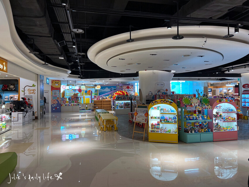 賀歲祭來大江，逛一整天都不夠，桃園青埔美食綠洲，好吃好玩又滿足，快來大江購物中心沾沾春節喜氣！