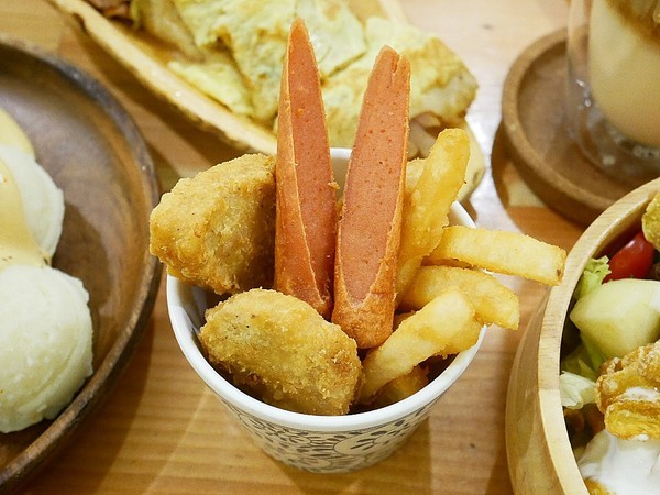 日十。2號店:日十。中華店-台南永康早午餐 南台科大附近夯店 平價味好選擇多 套餐超值不升級可惜 不早來可是要排隊唷 新菜單上市