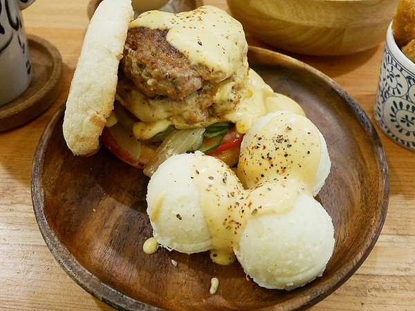 日十。2號店:日十。中華店-台南永康早午餐 南台科大附近夯店 平價味好選擇多 套餐超值不升級可惜 不早來可是要排隊唷 新菜單上市