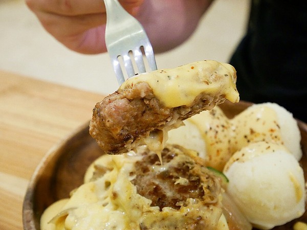 日十。2號店:日十。中華店-台南永康早午餐 南台科大附近夯店 平價味好選擇多 套餐超值不升級可惜 不早來可是要排隊唷 新菜單上市