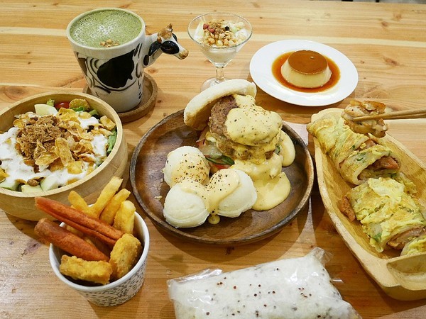 日十。2號店:日十。中華店-台南永康早午餐 南台科大附近夯店 平價味好選擇多 套餐超值不升級可惜 不早來可是要排隊唷 新菜單上市