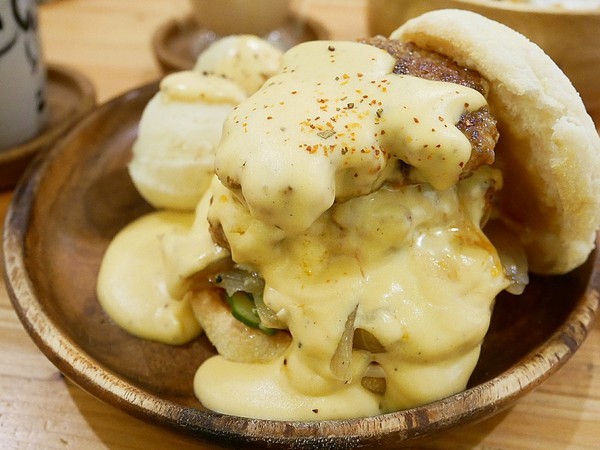 日十。2號店:日十。中華店-台南永康早午餐 南台科大附近夯店 平價味好選擇多 套餐超值不升級可惜 不早來可是要排隊唷 新菜單上市