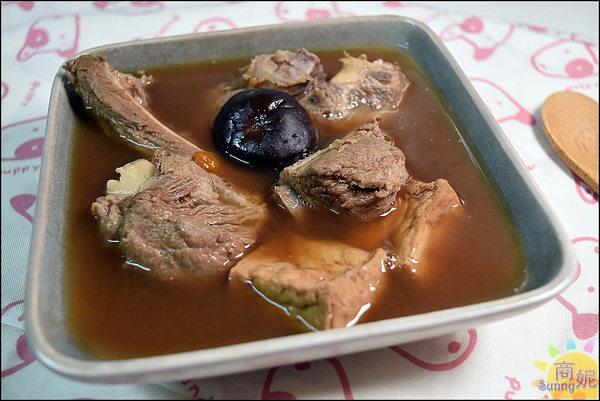 宸寶湯包：宸寶湯包。牛肉厚度直逼三公分比牛排還要厚!全台宅配加熱三分鐘輕鬆上桌