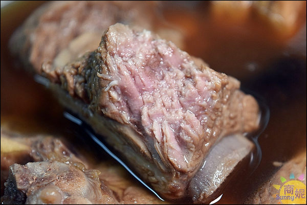 宸寶湯包：宸寶湯包。牛肉厚度直逼三公分比牛排還要厚!全台宅配加熱三分鐘輕鬆上桌