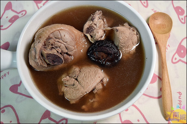 宸寶湯包：宸寶湯包。牛肉厚度直逼三公分比牛排還要厚!全台宅配加熱三分鐘輕鬆上桌