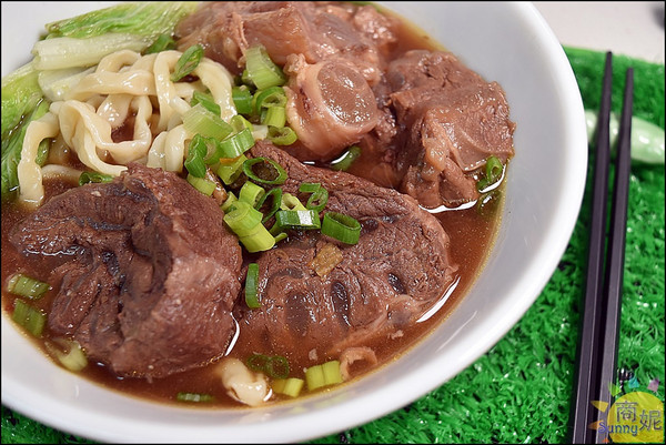 宸寶湯包：宸寶湯包。牛肉厚度直逼三公分比牛排還要厚!全台宅配加熱三分鐘輕鬆上桌