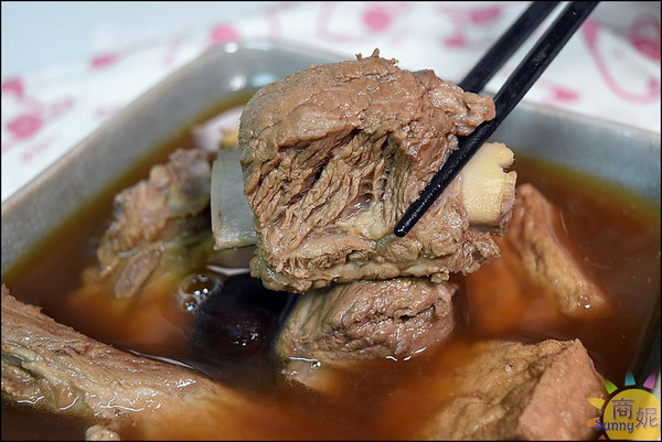 宸寶湯包：宸寶湯包。牛肉厚度直逼三公分比牛排還要厚!全台宅配加熱三分鐘輕鬆上桌