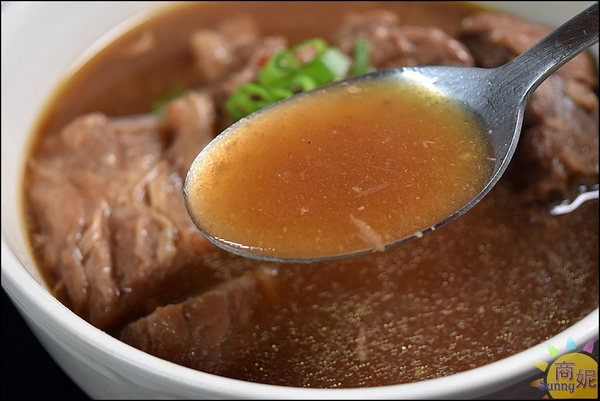 宸寶湯包：宸寶湯包。牛肉厚度直逼三公分比牛排還要厚!全台宅配加熱三分鐘輕鬆上桌