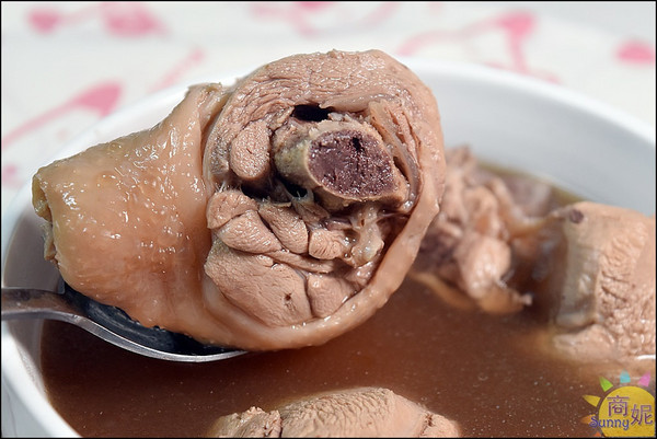 宸寶湯包：宸寶湯包。牛肉厚度直逼三公分比牛排還要厚!全台宅配加熱三分鐘輕鬆上桌