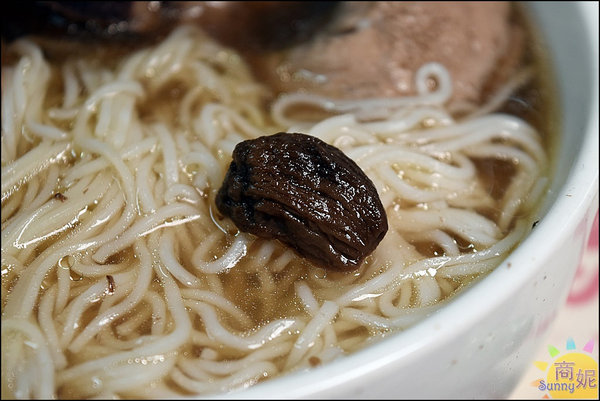 宸寶湯包：宸寶湯包。牛肉厚度直逼三公分比牛排還要厚!全台宅配加熱三分鐘輕鬆上桌