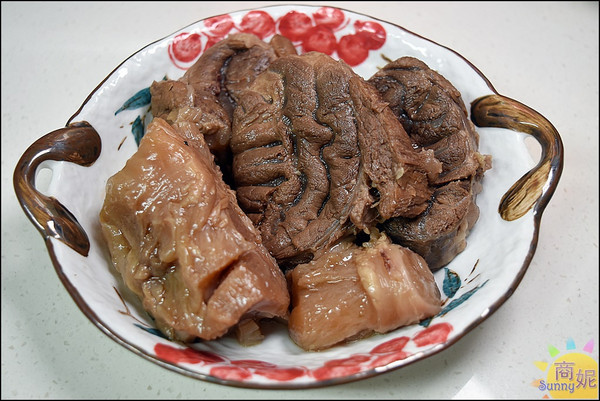 宸寶湯包：宸寶湯包。牛肉厚度直逼三公分比牛排還要厚!全台宅配加熱三分鐘輕鬆上桌