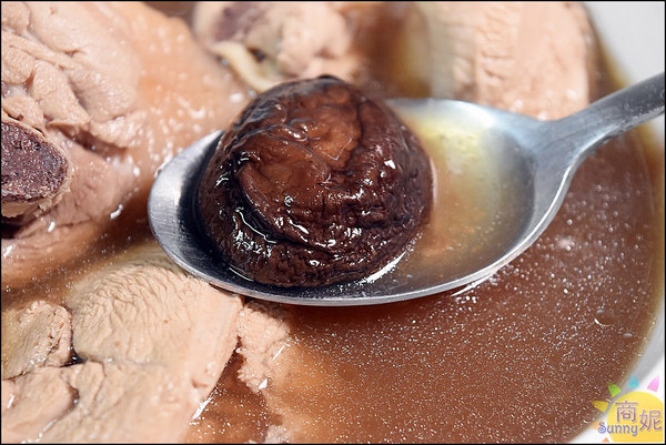 宸寶湯包：宸寶湯包。牛肉厚度直逼三公分比牛排還要厚!全台宅配加熱三分鐘輕鬆上桌