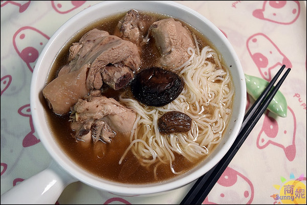 宸寶湯包：宸寶湯包。牛肉厚度直逼三公分比牛排還要厚!全台宅配加熱三分鐘輕鬆上桌