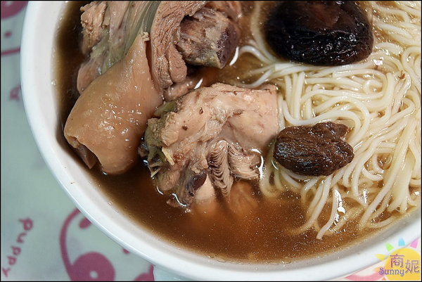 宸寶湯包：宸寶湯包。牛肉厚度直逼三公分比牛排還要厚!全台宅配加熱三分鐘輕鬆上桌