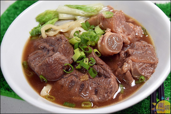 宸寶湯包：宸寶湯包。牛肉厚度直逼三公分比牛排還要厚!全台宅配加熱三分鐘輕鬆上桌