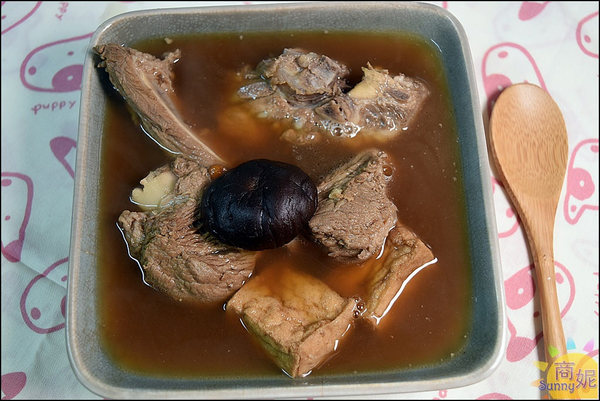 宸寶湯包：宸寶湯包。牛肉厚度直逼三公分比牛排還要厚!全台宅配加熱三分鐘輕鬆上桌