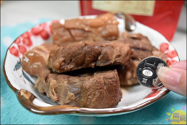宸寶湯包：宸寶湯包。牛肉厚度直逼三公分比牛排還要厚!全台宅配加熱三分鐘輕鬆上桌
