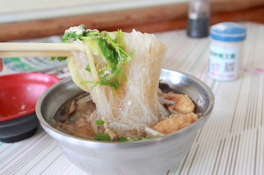 台南市永康區吃。台南市|永康區。「鹽行土魠魚羹」隱身在鹽行三村國小旁專賣台南特色小吃,主打土魠魚和虱目魚相關料理