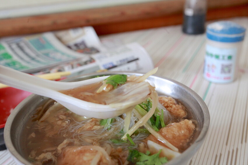 台南市永康區吃。台南市|永康區。「鹽行土魠魚羹」隱身在鹽行三村國小旁專賣台南特色小吃,主打土魠魚和虱目魚相關料理