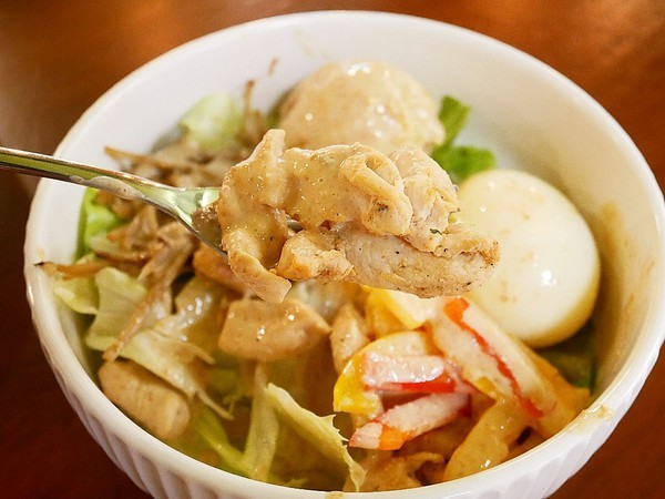 青菜啦啦：青菜啦啦-台南沙拉  與書局合併一起的複合式簡餐  享用輕盈沙拉的同時啜幾口咖啡  順便與書香為伍