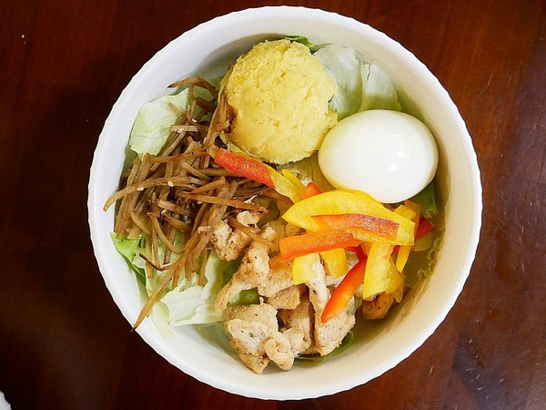 青菜啦啦：青菜啦啦-台南沙拉  與書局合併一起的複合式簡餐  享用輕盈沙拉的同時啜幾口咖啡  順便與書香為伍